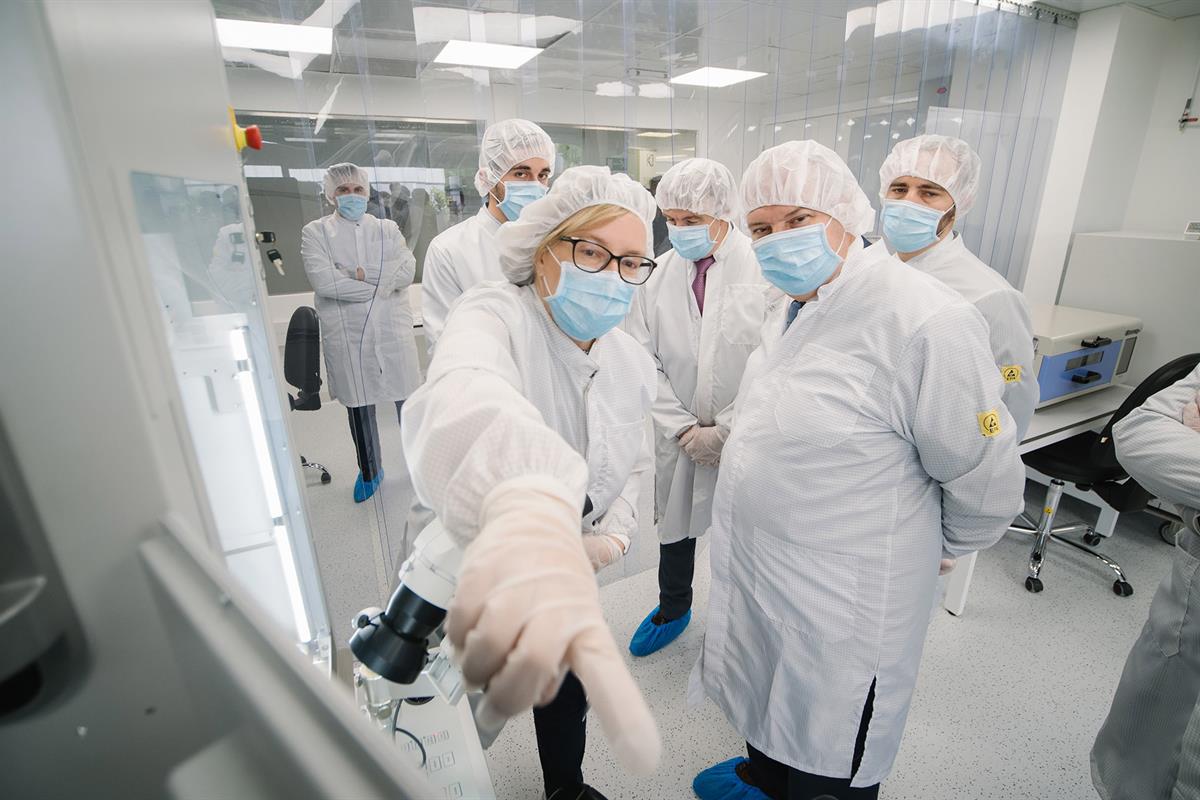 El ministro de Industria y Turismo, Jordi Hereu, visita la empresa KDPOF.