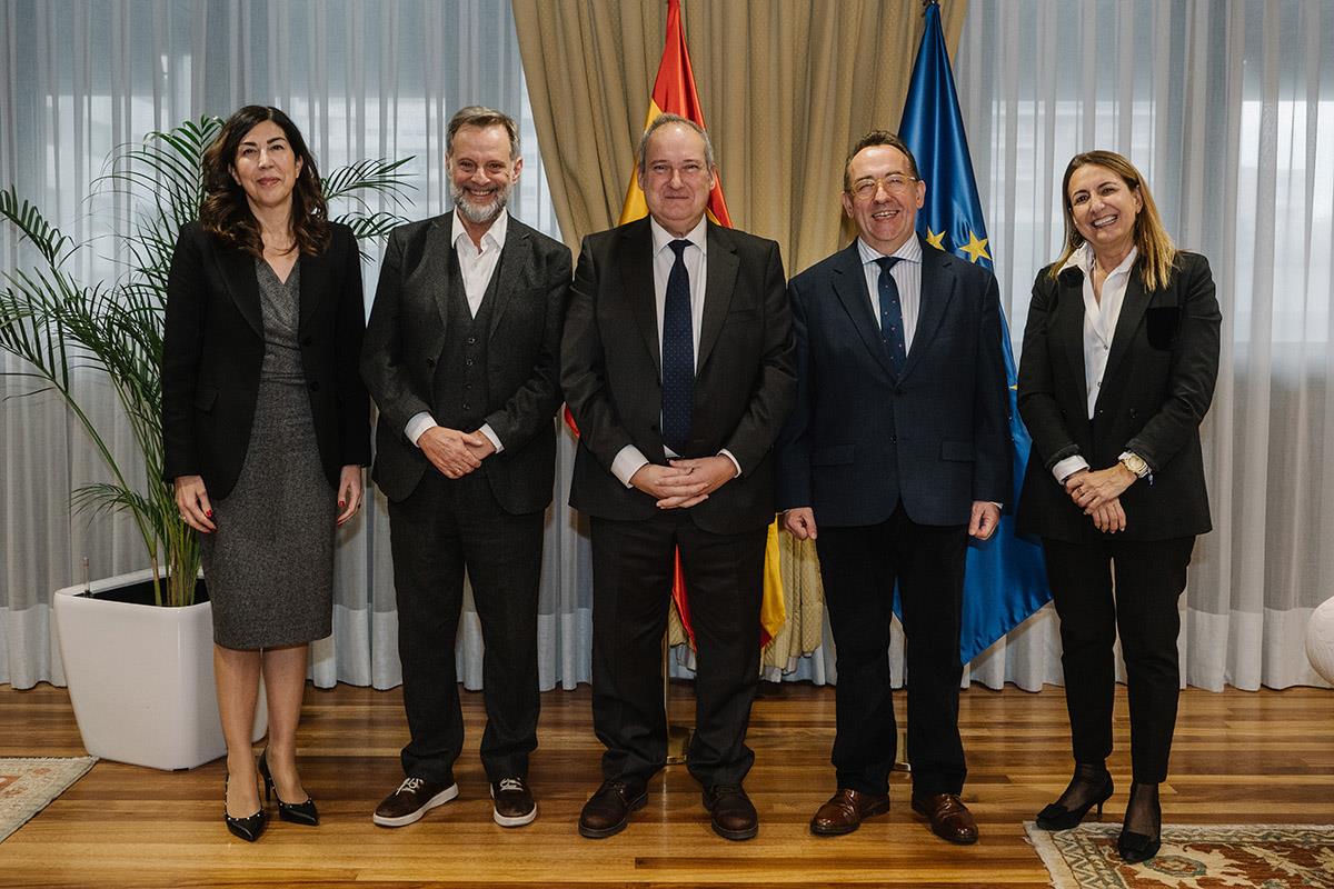 El ministro de Industria y Turismo y la secretaria de Estado de Turismo con los representantes de la CEOE