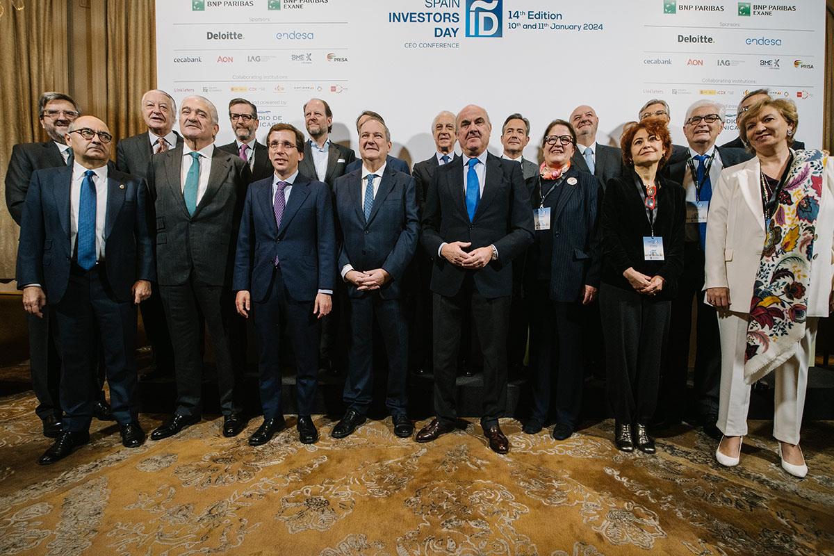 El ministro de Industria, Comercio y Turismo, Jordi Hereu, junto a los asistentes al foro