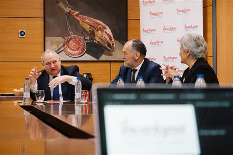 Jordi Hereu durante la visita a la empresa cárnica Incarlopsa en Tarancón (Cuenca).