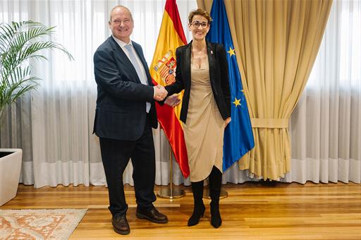 El ministro de Industria y Turismo, Jordi Hereu, junto a la presidenta de Navarra, María Chivite