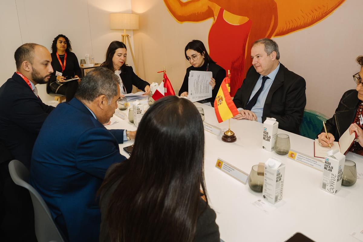 El ministro de Industria y Turismo, Jordi Hereu, con la delegación de Perú en FITUR 2024.
