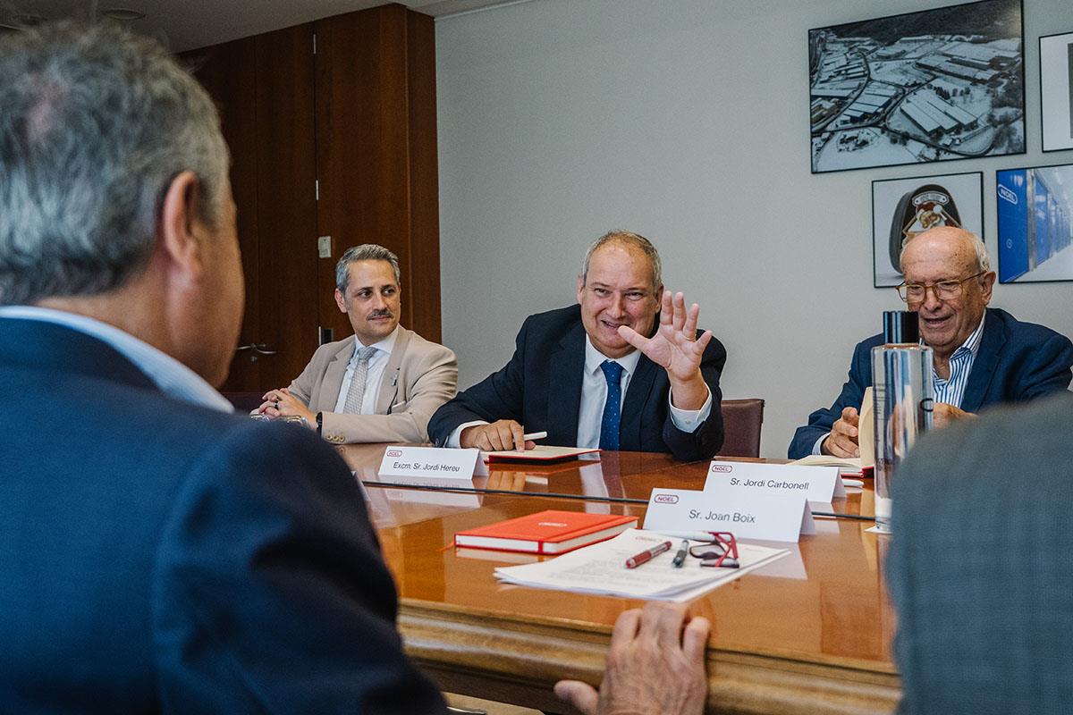 El ministro de Industria y Turismo, Jordi Hereu, en la reunión que ha mantenido en la empresa cárnica Noel Alimentaria.