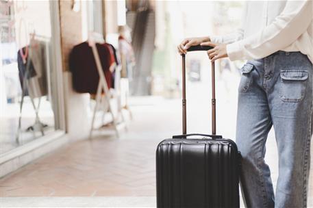 Turista con maleta
