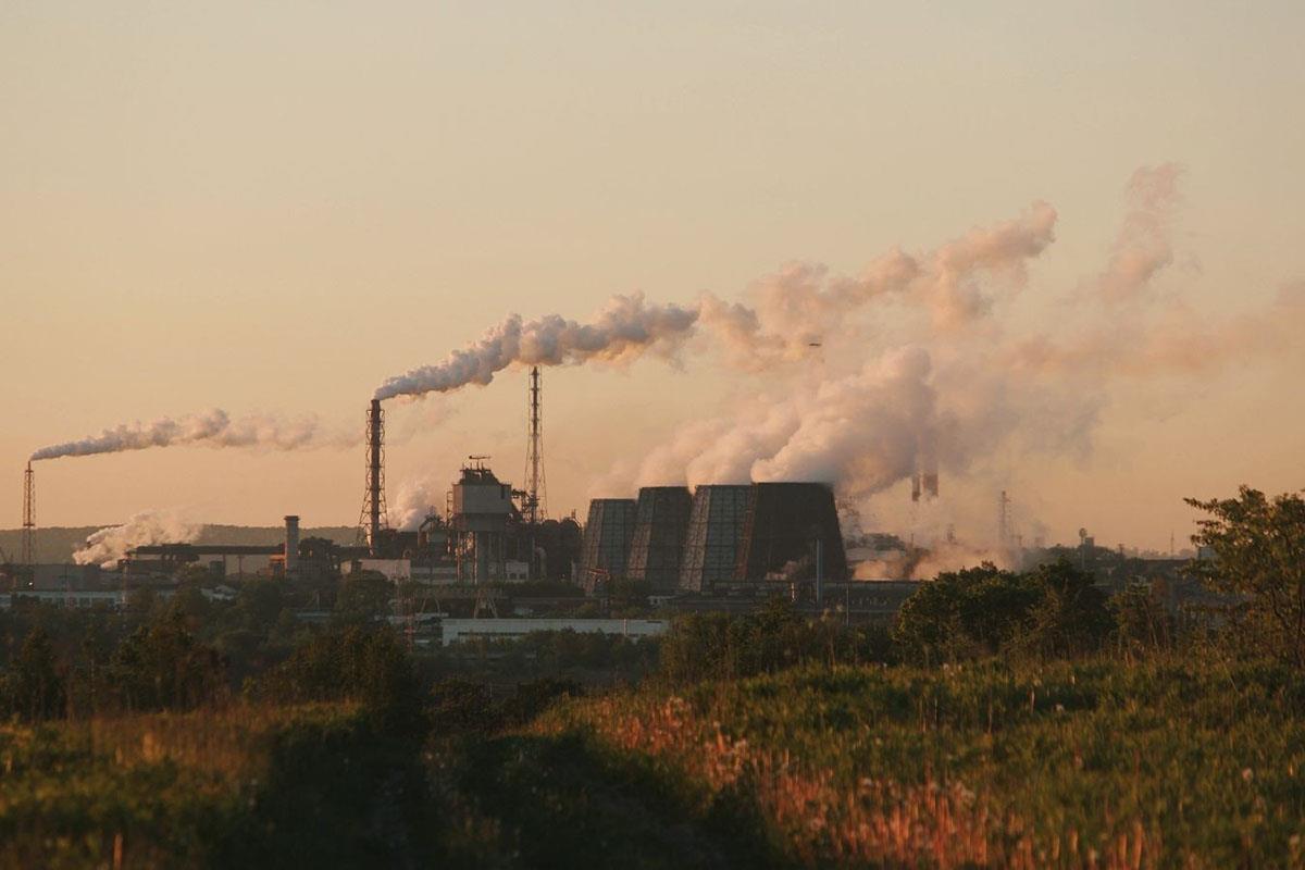 Fábricas contaminando el aire