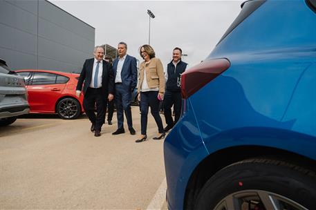 El ministro de Industria y Turismo, Jordi Hereu, durante su visita a un concesionario en la localidad valenciana de Catarroja