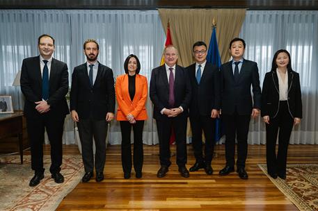 El ministro de industria y Turismo, Jordi Hereu, y la secretaria de Estado de Industria, Rebeca Torró, junto a los directivos 