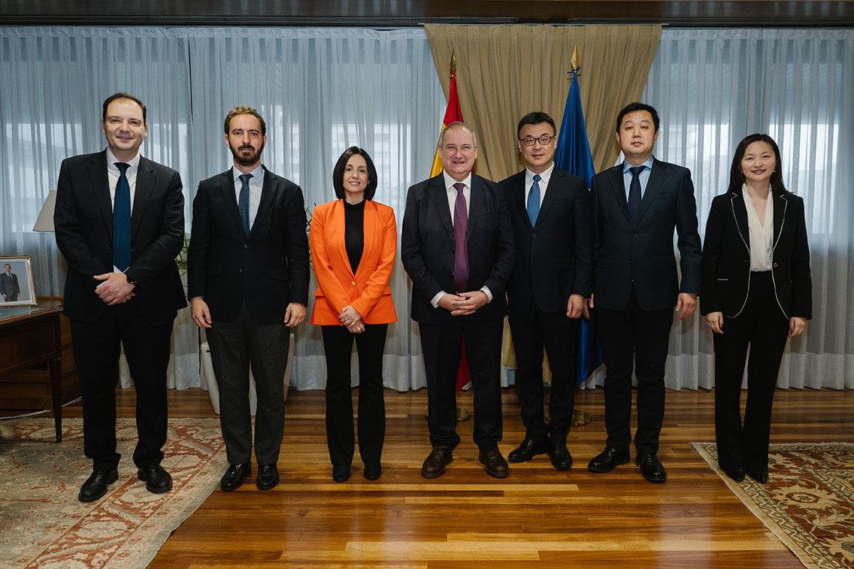 El ministro de industria y Turismo, Jordi Hereu, y la secretaria de Estado de Industria, Rebeca Torró, junto a los directivos 