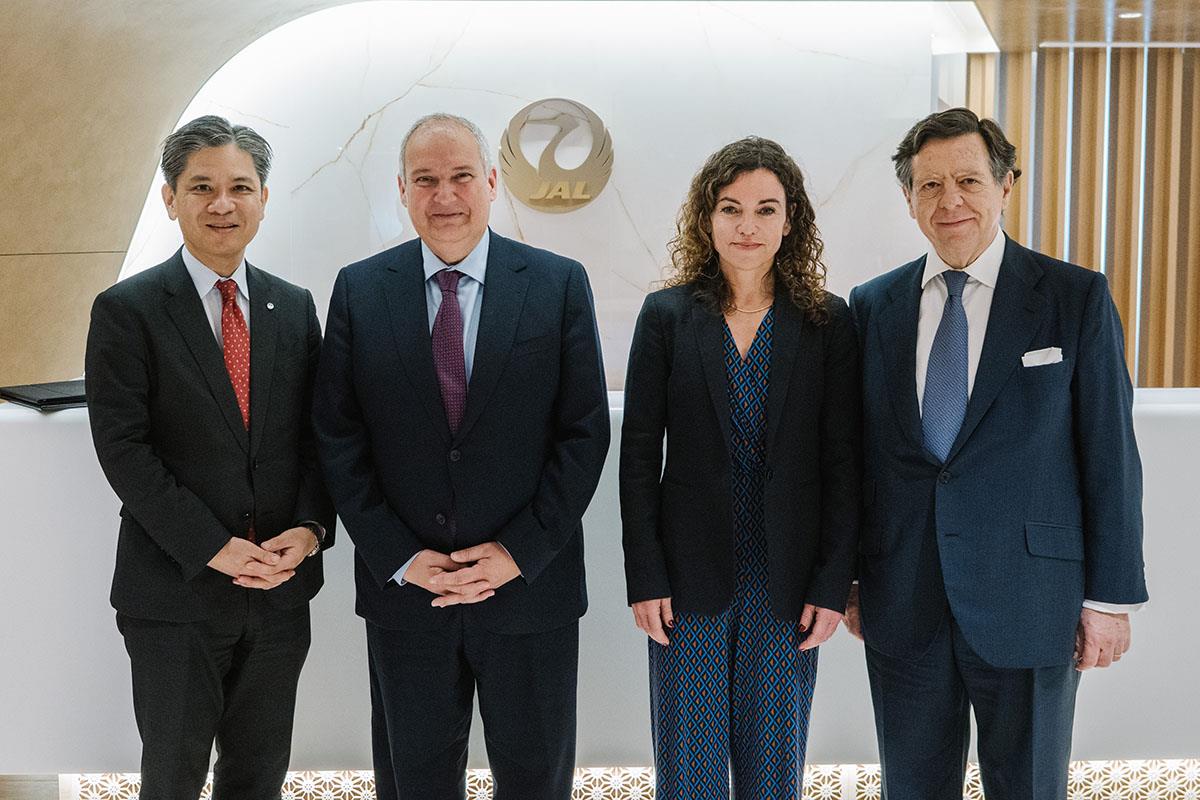 Foto de grupo de la reunión del ministro de Industria y Turismo, Jordi Hereu, con los representantes de la aerolínea JAL