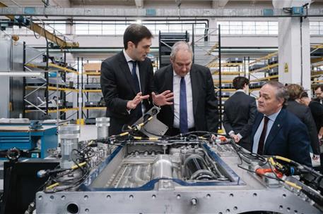 ​El ministro de Industria y Turismo, Jordi Hereu, durante su visita a las instalaciones de la multinacional
