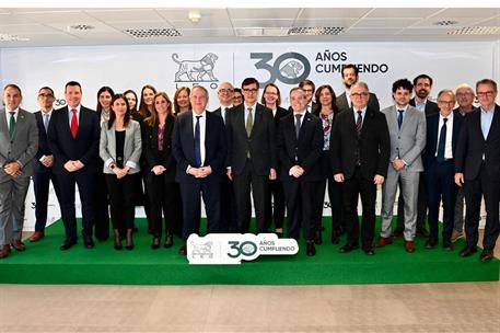El ministro de Industria y Turismo, Jordi Hereu, junto a los representantes de la empresa Leo Pharma
