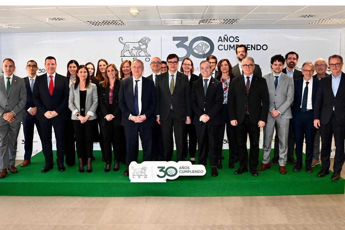 El ministro de Industria y Turismo, Jordi Hereu, junto a los representantes de la empresa Leo Pharma