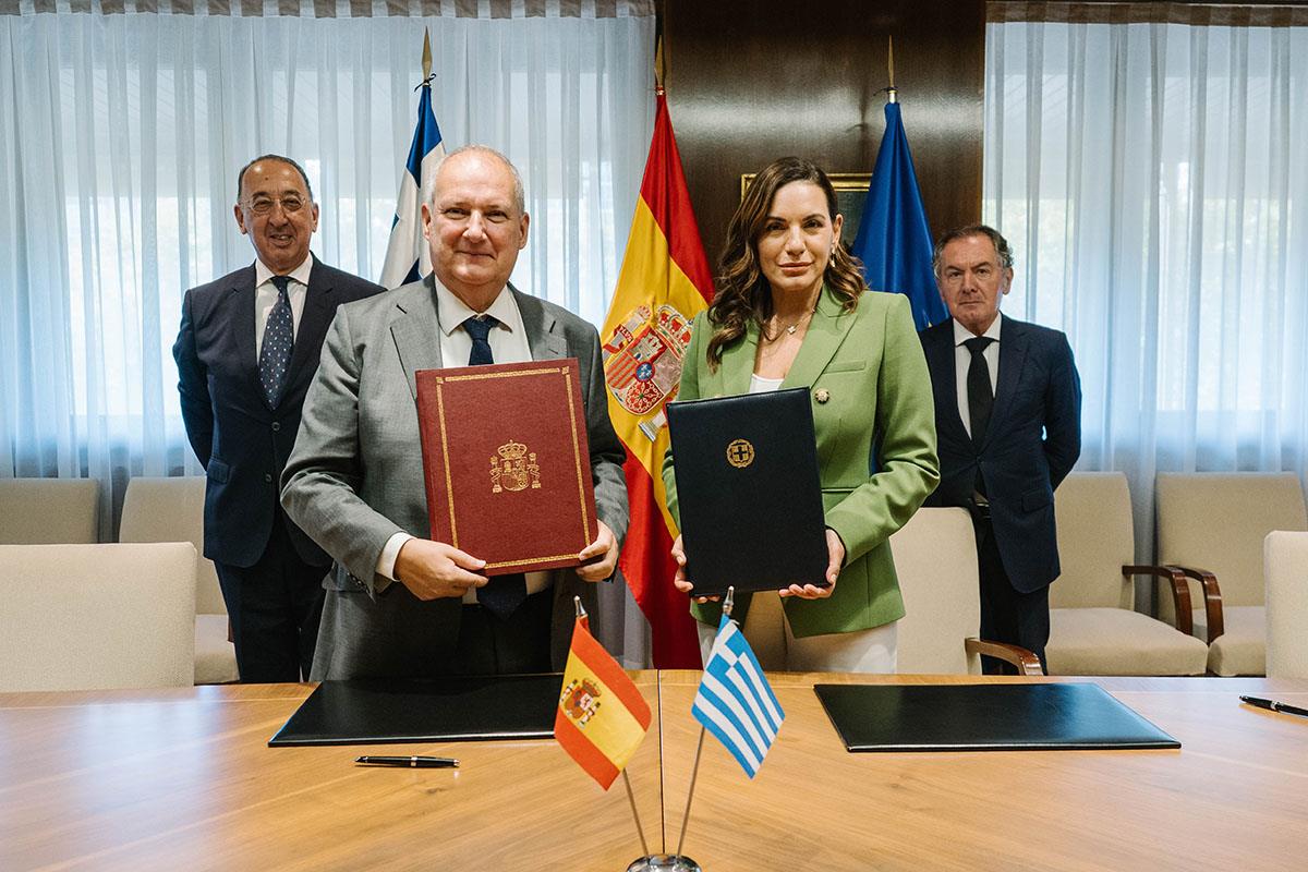El ministro de Industria y Turismo, Jordi Hereu, junto con su homóloga griega, Olga Kefalogianni, tras la firma del Memorando. 
