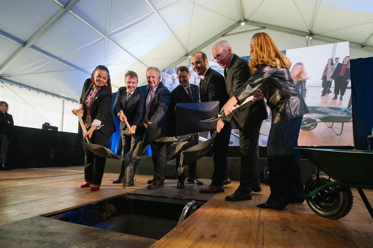 El ministro Hereu, en la colocación de la primera piedra de la nueva planta de la compañía ELIAN