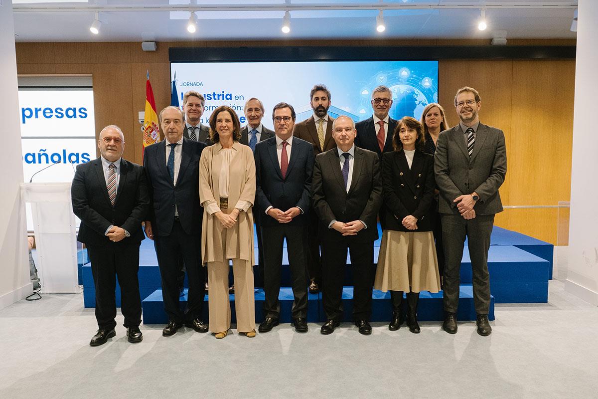 Foto de familia del foro sobre industria organizado por CEOE