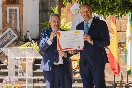 El ministro de Industria y Turismo, Jordi Hereu, junto al alcalde de Teror (Gran Canaria), José Agustín Arencibia.