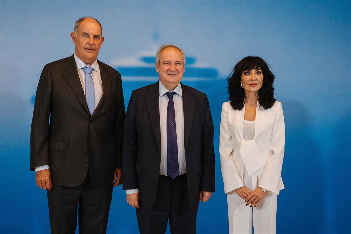 El minsitro de Industria y Turismo, Jordi Hereu, junto a otros asistentes a la Junta General de PYMAR.