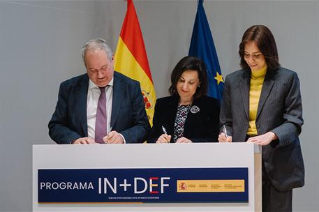 Jordi Hereu, Margarita Robles y Diana Morant durante la firma del acuerdo