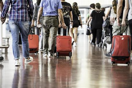 Turistas en un aeropuerto