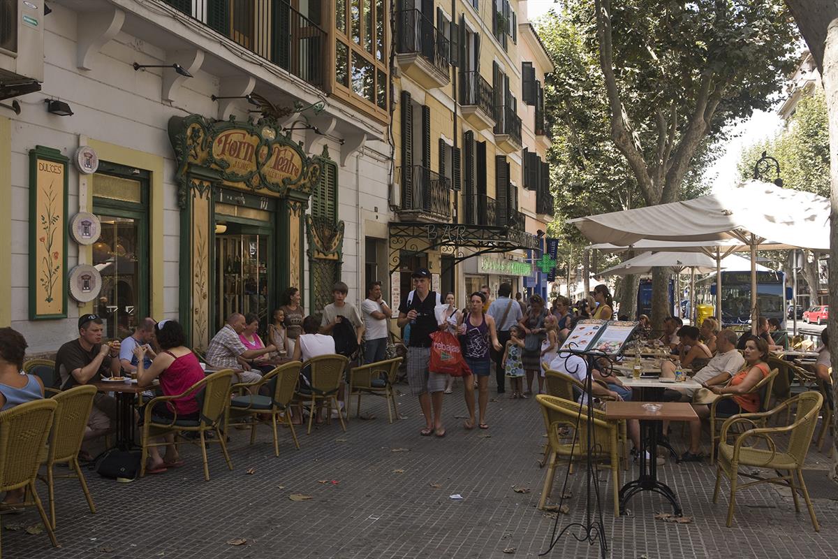 Turistas y viandantes paseando por la Plaza Weyler, en Mallorca (Baleares)