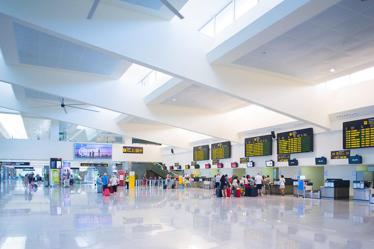 Pasajeros en un aeropuerto