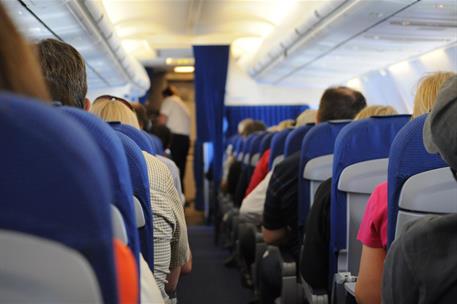 Pasajeros sentados dentro de un avión