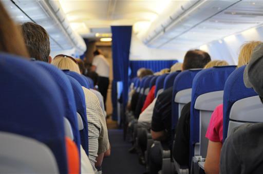 Pasajeros en el interior de un avión