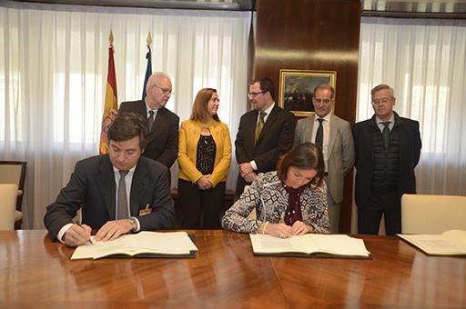 La ministra de Industria, Comercio y Turismo, Reyes Maroto, y el presidente del Grupo Networks Steel, Óscar Heck