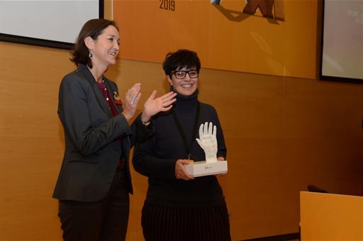 Elena Ferro recogiendo el Premio Nacional de Artesanía 2019