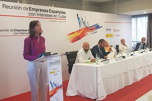 La ministra Reyes Maroto, en un encuentro con representantes de la industria hotelera española cen Cuba