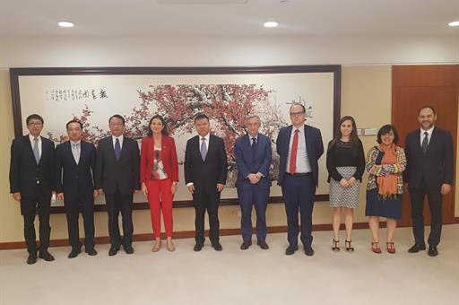 La ministra Maroto reunida con el vicealcalde de Shenzhen y otras personalidades 