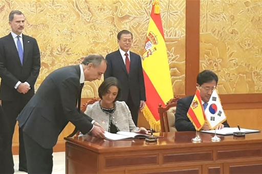 Reyes Maroto firma el Memorándum, ante la presencia del Rey Felipe VI