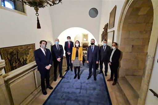 La ministra Reyes Maroto y otras autoridades durante su visita al Parador de León