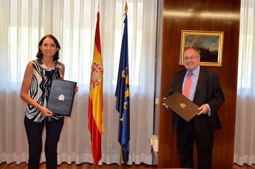 La ministra de Industria, Comercio y Turismo, Reyes Maroto, y el presidente de la Cámara de Comercio de España, José Luis Bonet