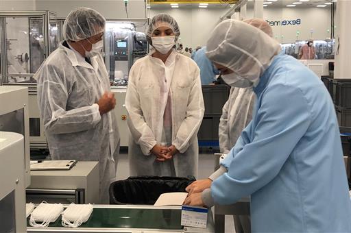 La ministra Reyes Maroto visitando la planta de fabricación de mascarillas de Bexen Medical 