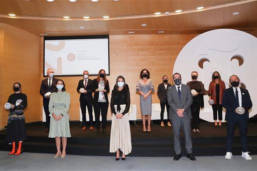 La Reina Letizia junto a la ministra Reyes-Maroto en la foto de familia