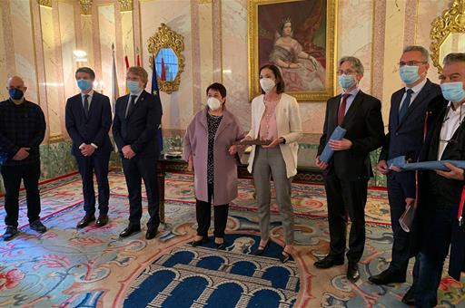 La ministra Reyes Maroto, con representantes empresariales y la alcaldesa de Segovia