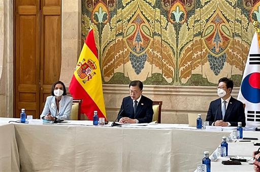 La ministra Reyes Maroto, junto al presidente de la República de Corea, en la Conferencia España-Corea sobre destinos turísticos