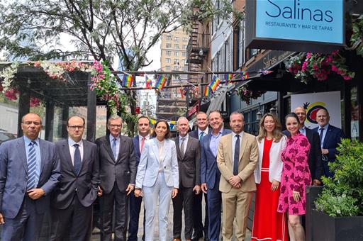 Foto de familia de la ministra Reyes Maroto en su visita a Nueva York