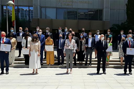 Foto de familia del acto con la ministra Reyes Maroto