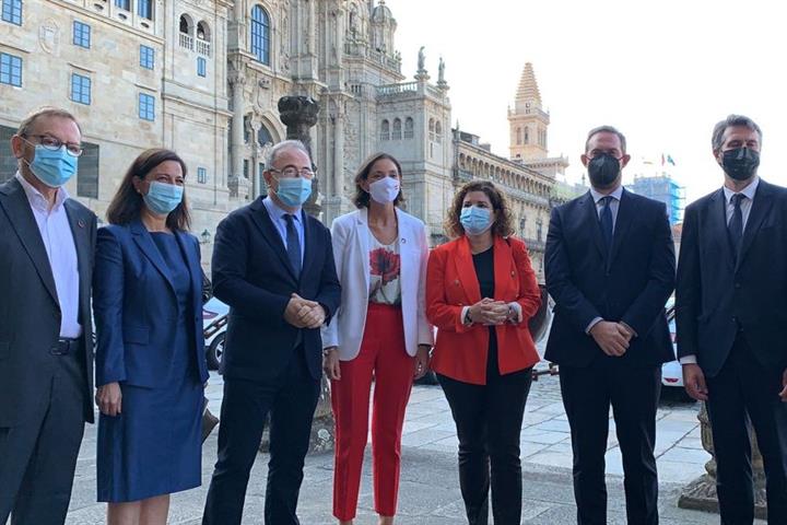 La ministra Reyes Maroto y otras autoridades en Santiago de Compostela La ministra Reyes Maroto y otras autoridades en Santiago de Compostela