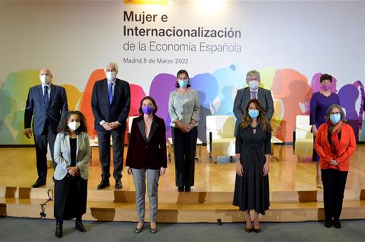 Foto de familia del acto “Mujer e Internacionalización de la Economía Española”