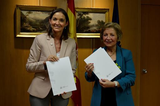 La ministra Reyes Maroto, en la firma de un protocolo de colaboración con la empresa InoBat Auto.