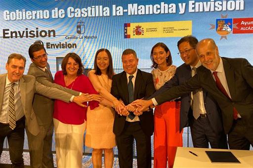 Foto de familia de la ministra Reyes Maroto en la firma del protocolo de colaboración con Envisión