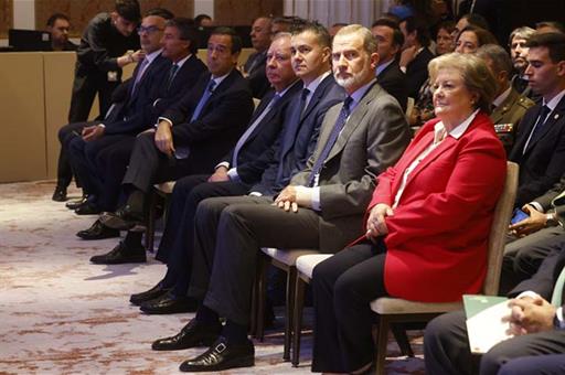 El ministro de Industria en funciones, Héctor Gómez, junto a SM el Rey Felipe VI, durante el acto