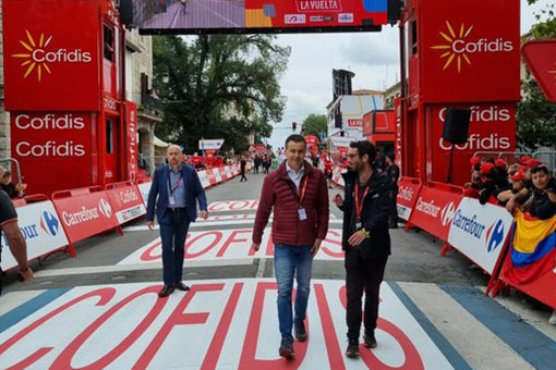 El ministro de Industria, Comercio y Turismo, Héctor Gómez, asiste la Vuelta Ciclista a España