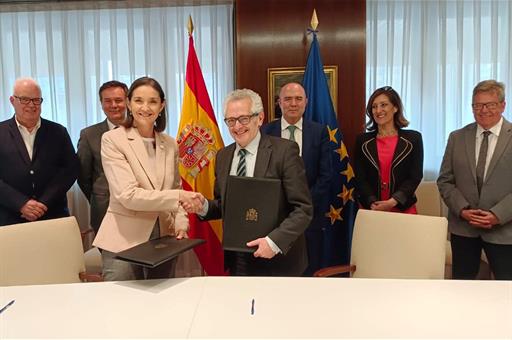 La ministra Reyes Maroto durante la firma del protocolo con el presidente del Centro Tecnológico de Automoción de Galicia