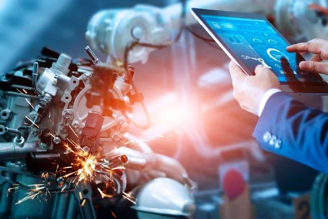 Trabajador con un tableta electrónica en una factoría