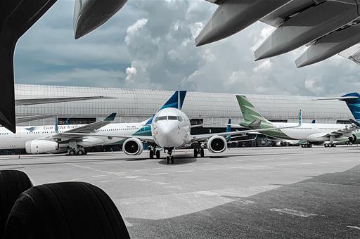 Aviones en la pista de un aeropuerto
