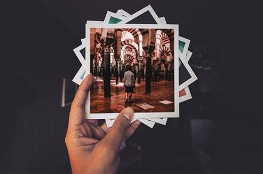 Turista con fotos de destinos turísticos en España